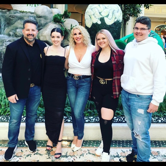 Meet your Posher, Trish NO TRADES🙅🏼‍♀️ - Picture 4 of 5